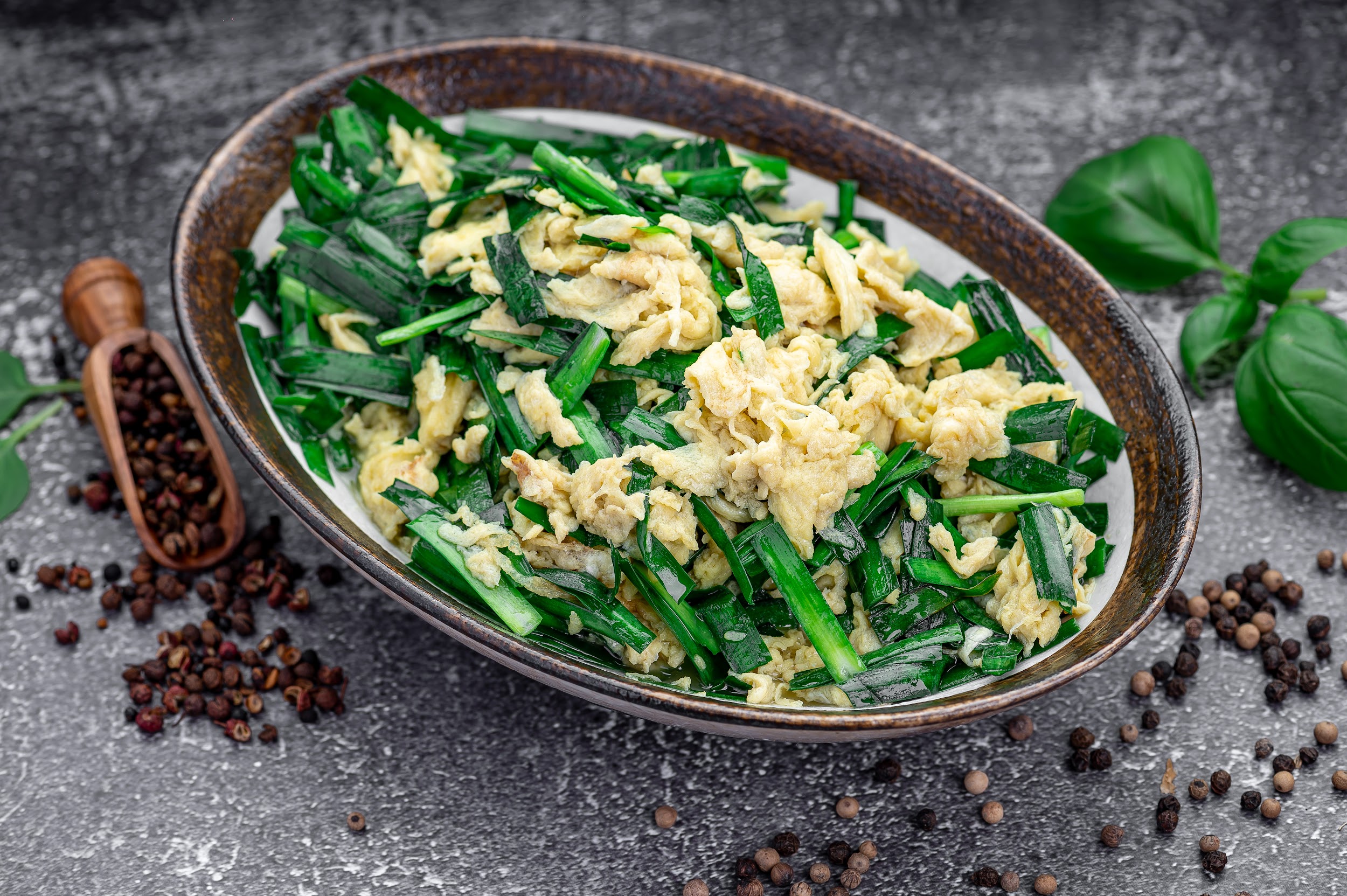 Chive stir fried with eggs